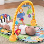 Chọn đồ chơi cho bé yêu