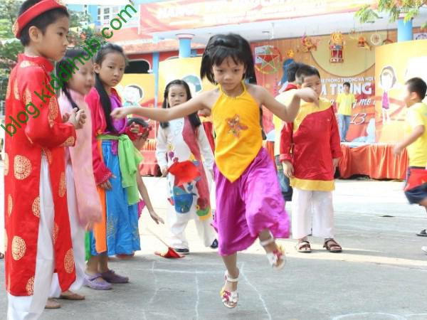 TOP TRÒ CHƠI DÂN GIAN NGÀY TẾT CHO TRẺ EM - KiddiHub Blog