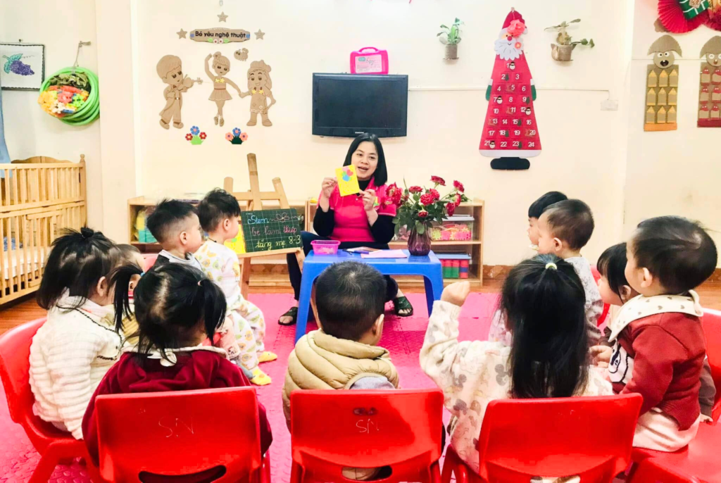 Tiết STEAM bé làm hoa tặng mẹ mùng 8/3