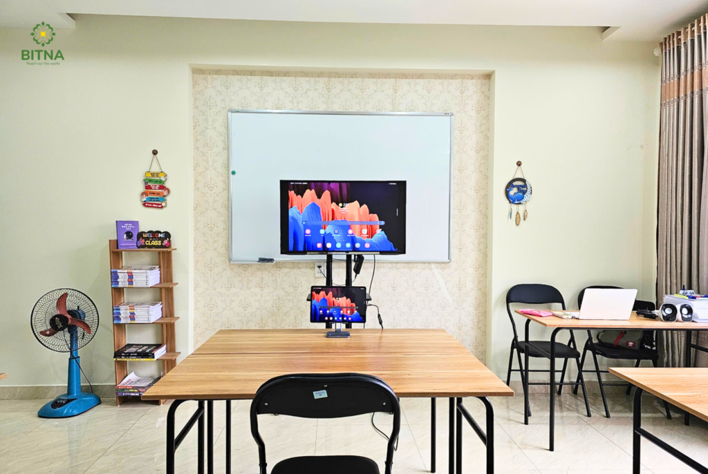 Phòng học rộng rãi, đầy đủ trang thiết bị