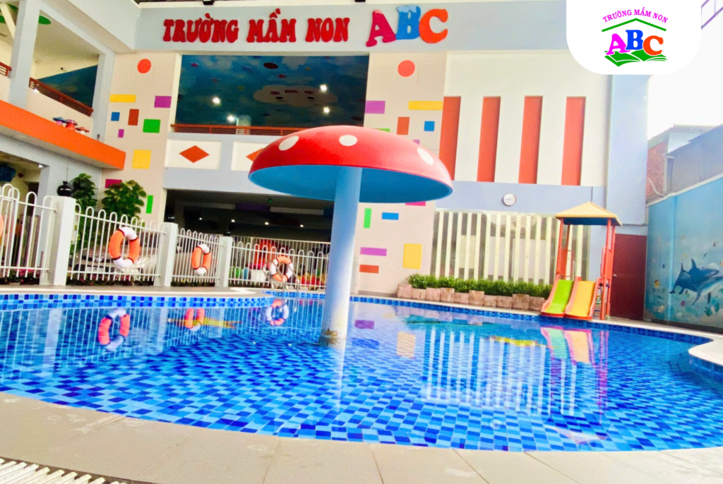 Bể bơi của trường