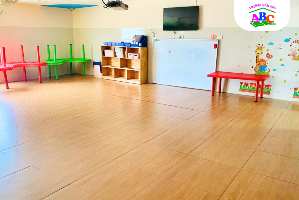 Không gian lớp học rộng rãi, đầy đủ giáo cụ học tập