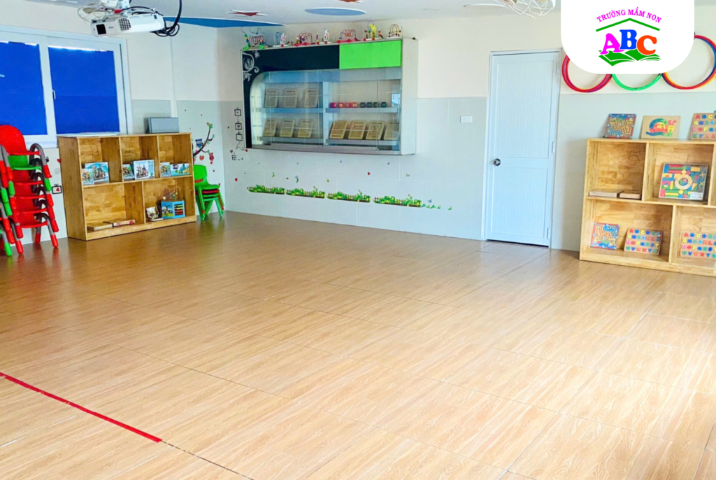 Không gian lớp học rộng rãi, đầy đủ giáo cụ học tập