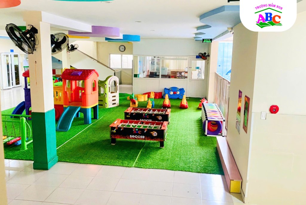 Sân chơi trong nhà bao gồm rất nhiều đồ chơi