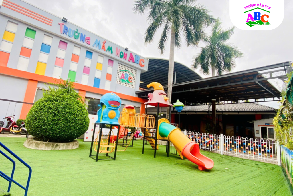 Sân chơi ngoài trời rộng lớn