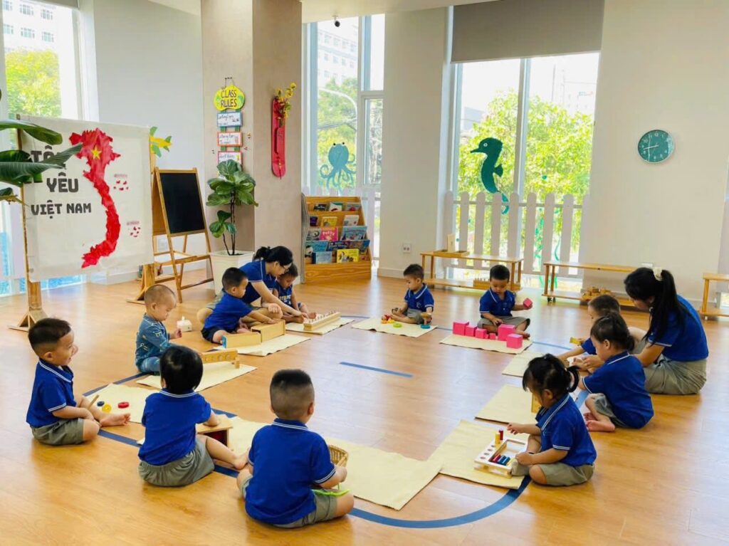 Giờ học Montessori